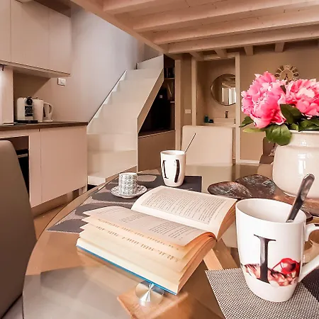 Apartment Joivy Sophisticated 2 Bedroom Loft For 4 Mailand